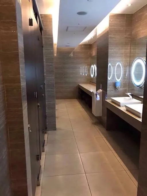 54F Studio Gramercy Wifi Netflix Free Use Of Gym Pool Sauna Manila